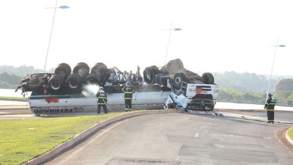 caminhao_capotado1_widelg