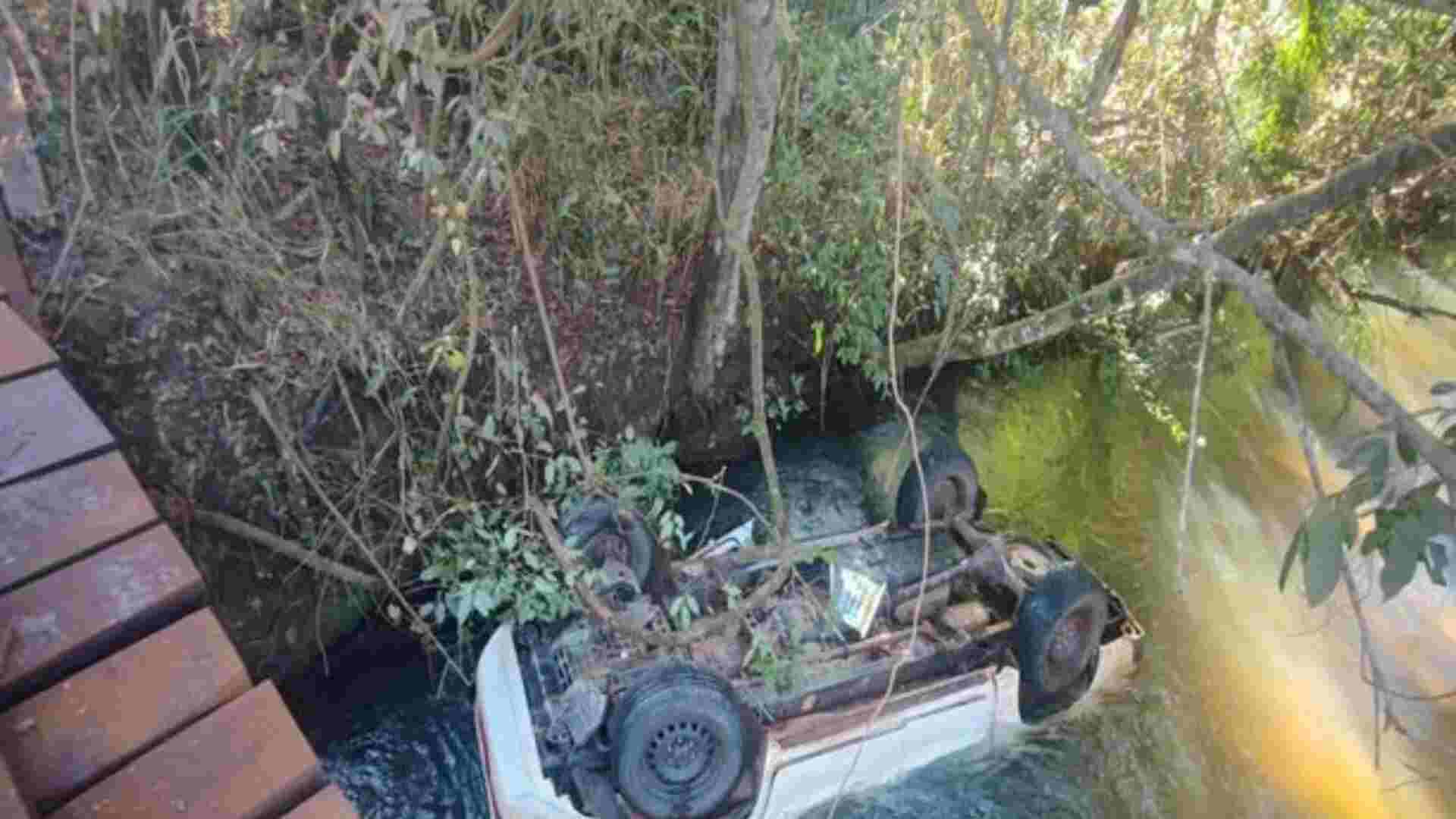 dois-morrem-caminhonete-cai-em-corrego-ribas (1)