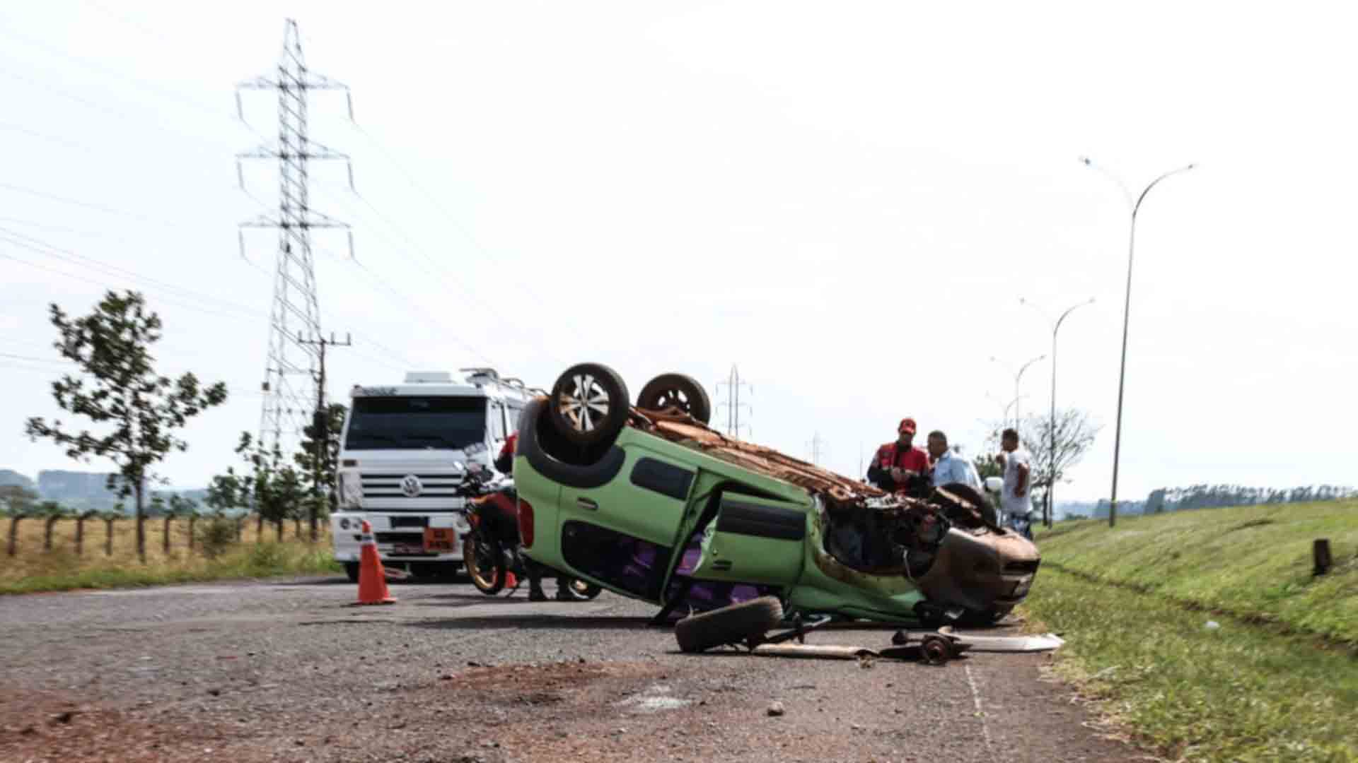 Capotamento-Duque-De-Caxias_Nathalia-Alcantara-Midiamax (1)
