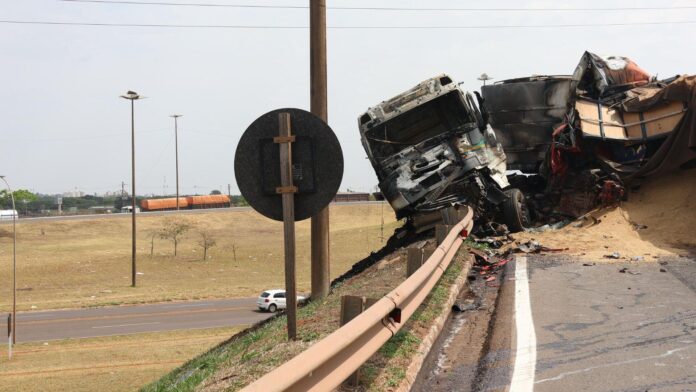 Acidente-Carretas-Viaduto-Pietra-Dorneles