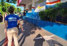 Homem é encontrado morto ensanguentado em calçada de supermercado