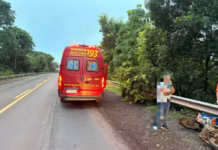 Passageira de moto morre após ser arremessada em ribanceira em rodovia