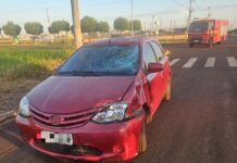 Mulher morre após grave colisão entre carro e bicicleta elétrica em cruzamento de São Gabriel do Oeste