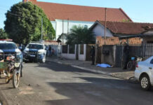Dupla em motocicleta executa homem com três tiros em frente a residência