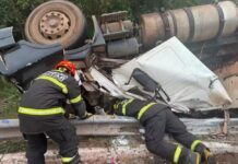 Caminhoneiro tomba carreta carregada com sucata e morre prensado por cabine na BR-262