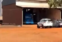 Trabalhador morre prensado durante descarregamento de carreta
