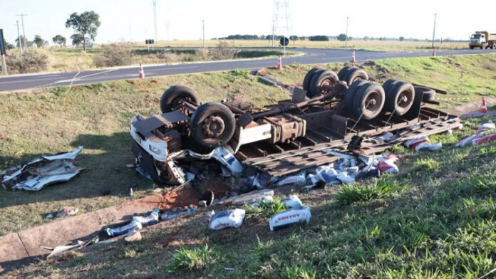 caminhao-capota-em-trevo-mata-motorista-e-deixa-passageiro-gravemente-ferido-17842900011419-thumb