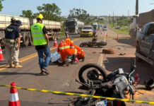 Operador de empilhadeira morre em acidente entre caminhonete e motos na BR-163