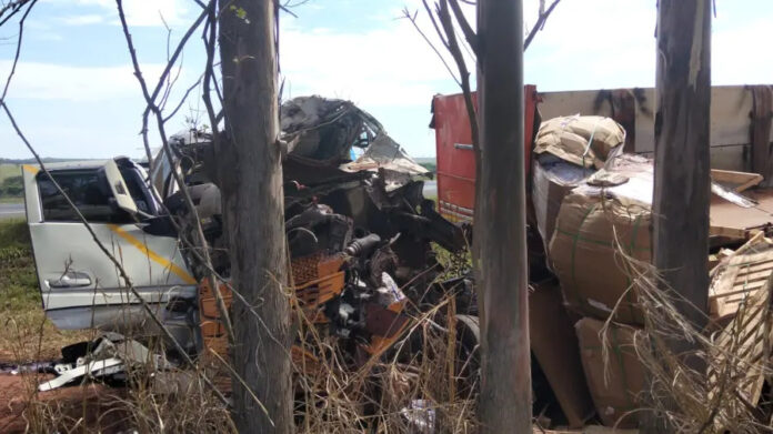 motorista-de-50-anos-morre-apos-grave-acidente-entre-carretas-na-ms-306.jpeg (1)